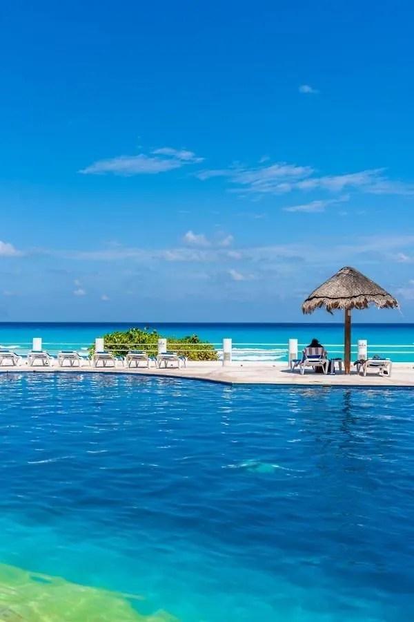 Spacious 2-Story, 4 Bedrooms, Ocean View Balcony Cancun 0*,