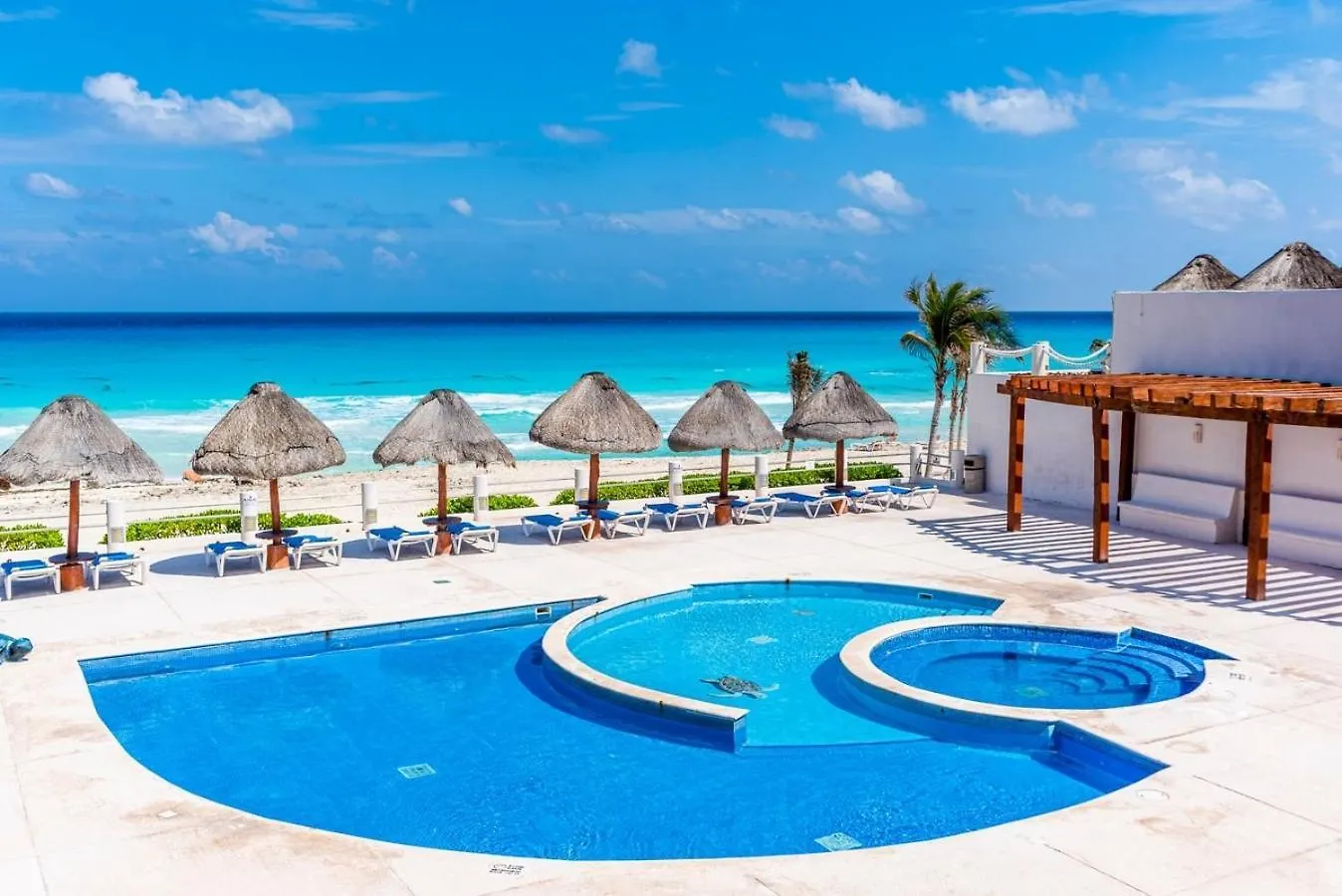 Spacious 2-Story, 4 Bedrooms, Ocean View Balcony Cancun 0*,
