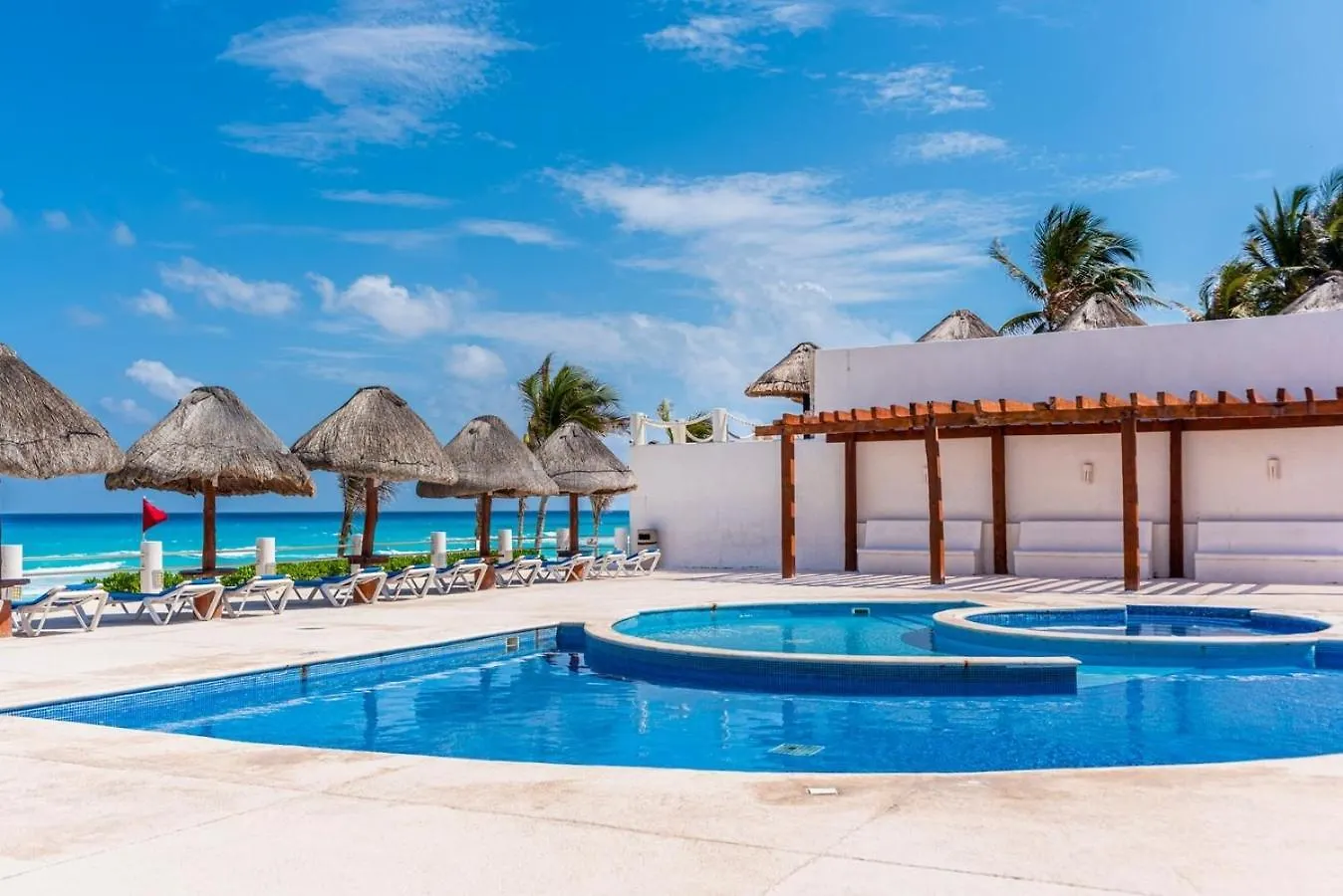 Spacious 2-Story, 4 Bedrooms, Ocean View Balcony Cancun