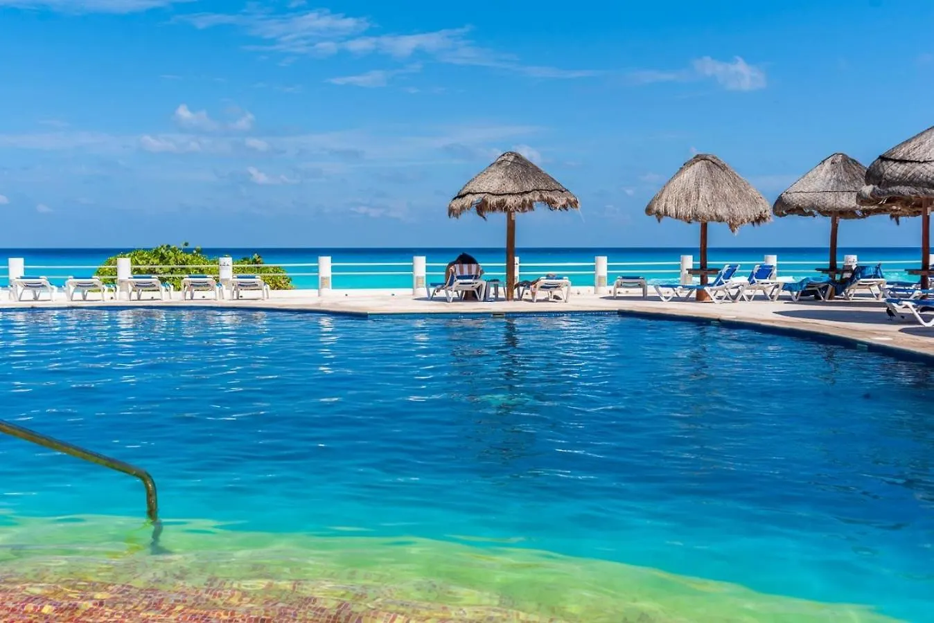Apartment Spacious 2-Story, 4 Bedrooms, Ocean View Balcony Cancun