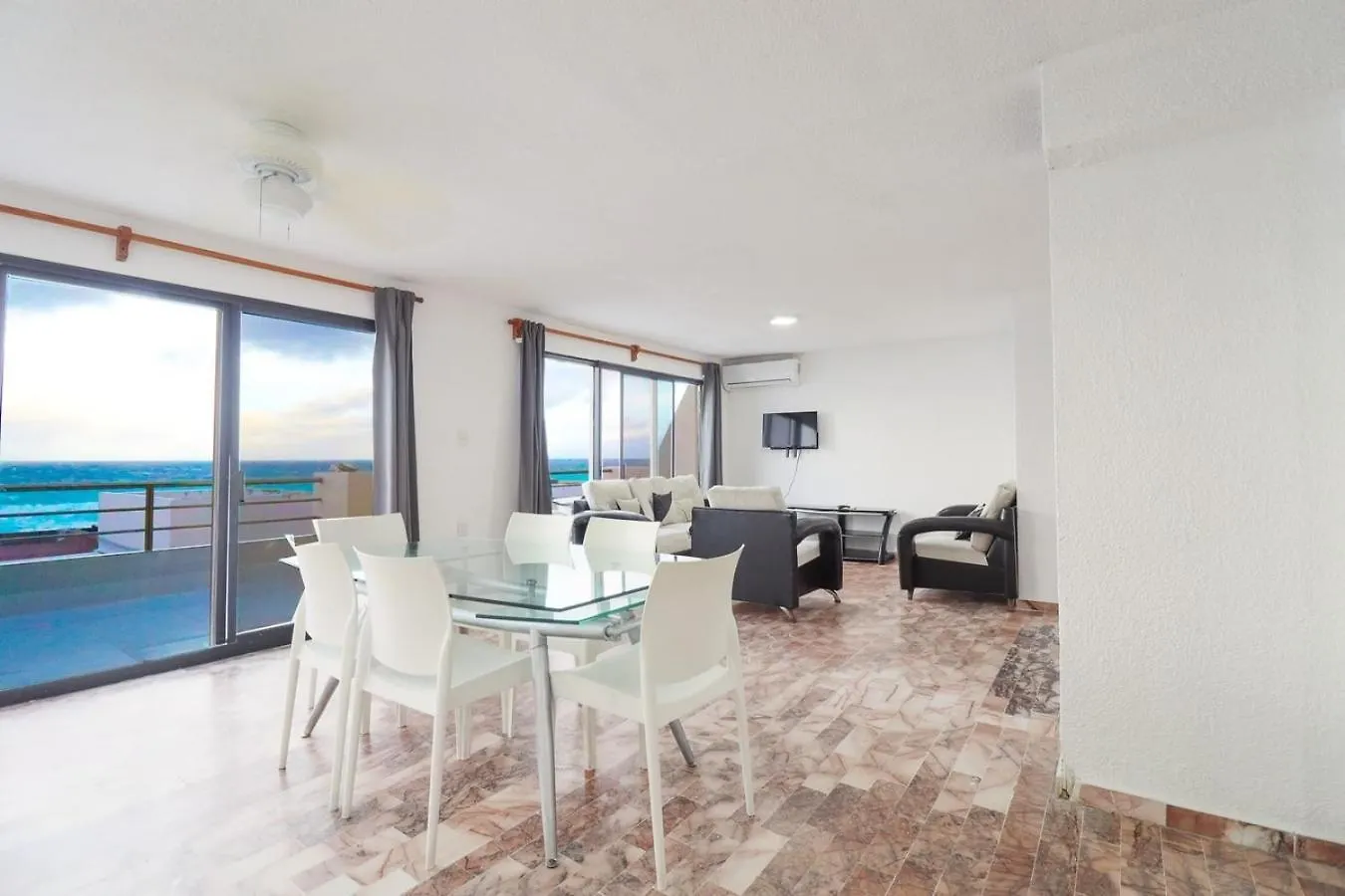 Spacious 2-Story, 4 Bedrooms, Ocean View Balcony Cancun Apartment