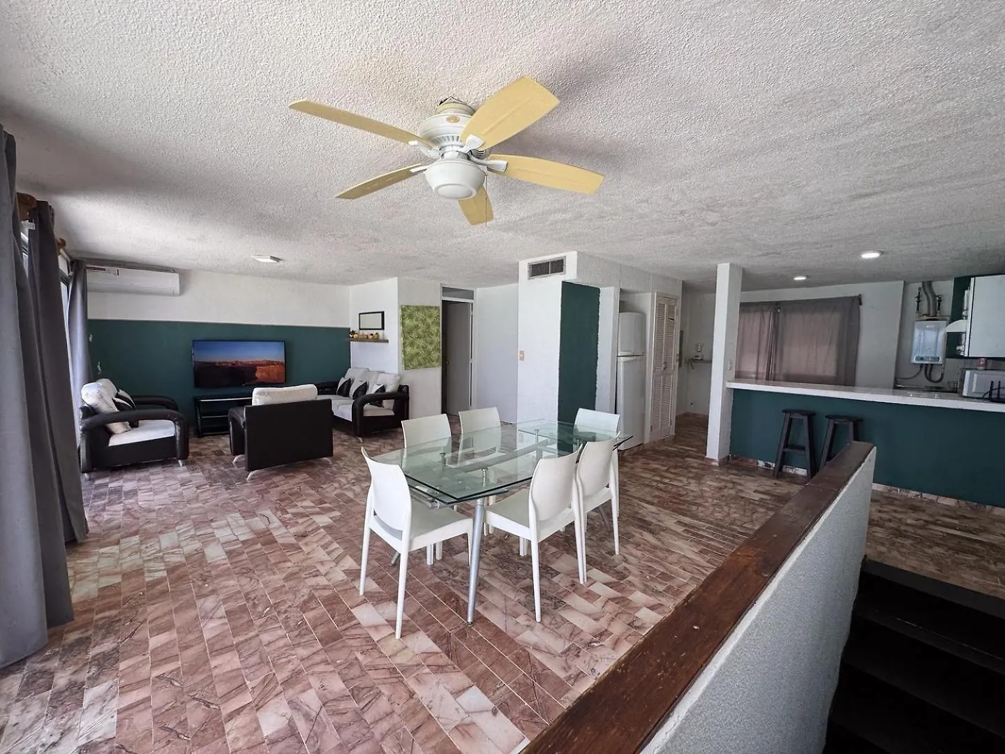 Spacious 2-Story, 4 Bedrooms, Ocean View Balcony Cancun Mexico