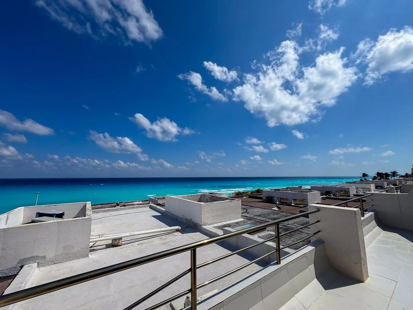 Spacious 2-Story, 4 Bedrooms, Ocean View Balcony Cancun 0*,